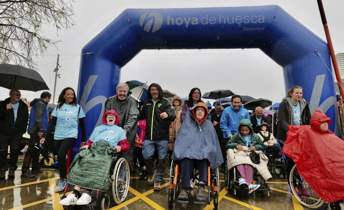 Susín, Azcón, Orduna, Claver y Soler en la salida de la XIV Marcha Aspace Huesca. | FABIÁN SIMÓN