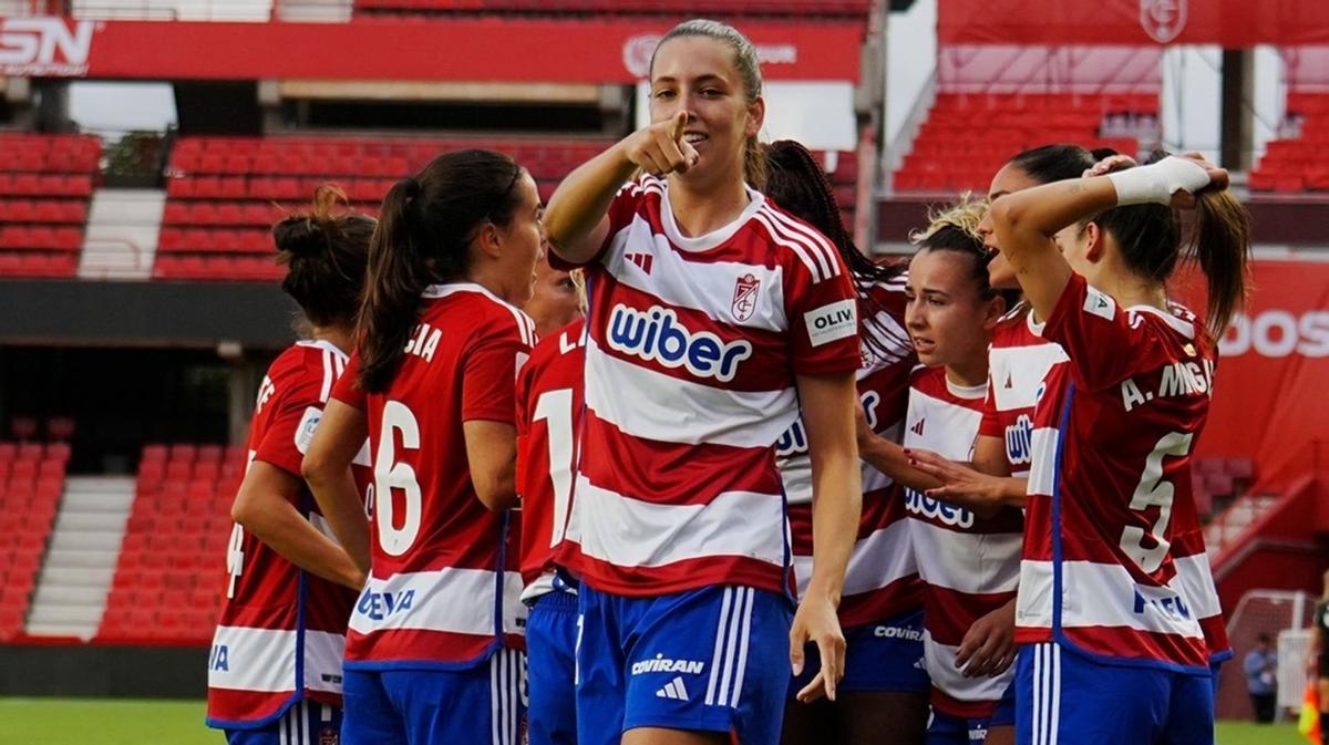 Las jugadoras del Granada celebran un gol durante un partido de la Liga F 2023/2024.