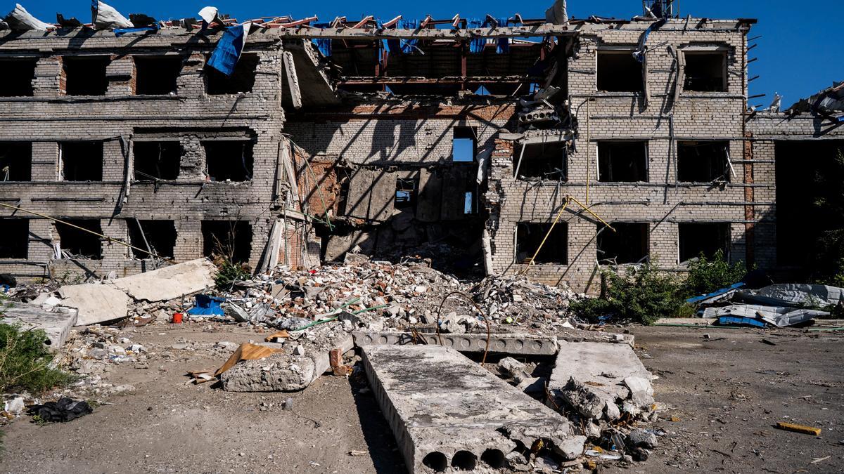 Foto de archivo de un edificio destruido en la ciudad de Bajmut, Ucrania.