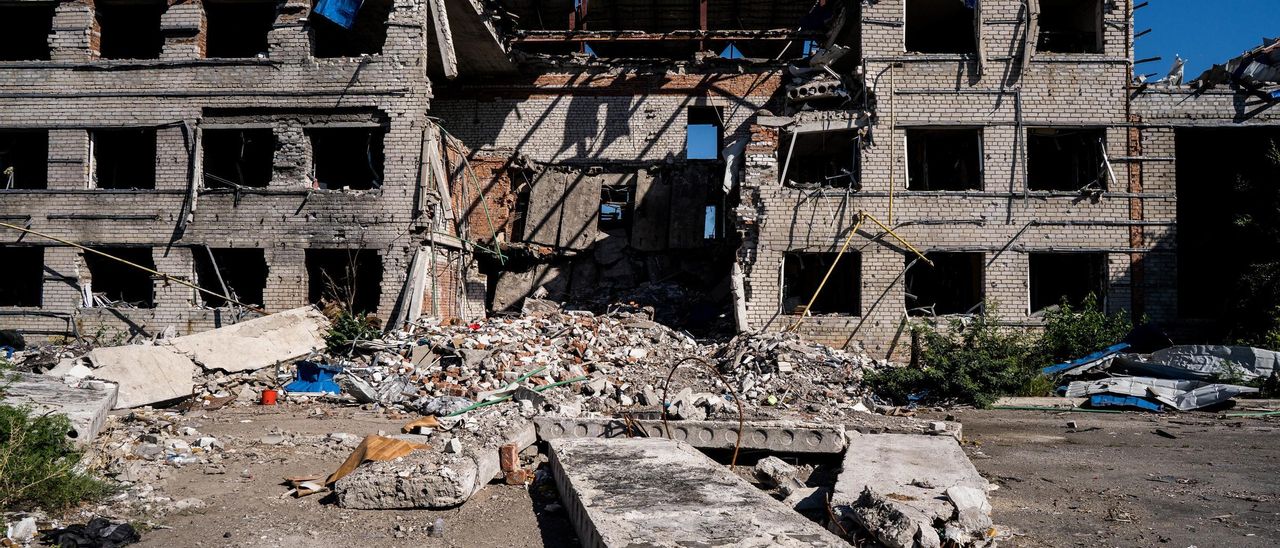 Archivo - Foto de archivo de un edificio destruido en la ciudad de Bajmut, Ucrania