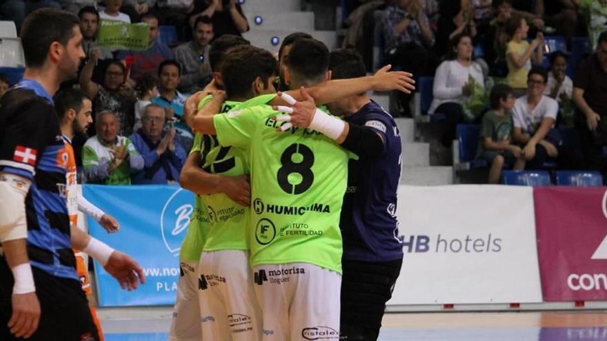 Raúl Jerez, decepcionado, tras encajar un gol del Palma en el partido de ayer.