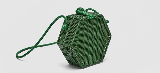 Bolso hexagonal en verde, de Zara