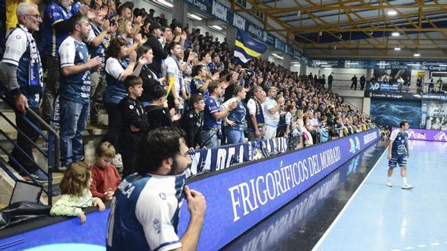 Imagen de la grada de O Gatañal en un partido de la primera vuelta.