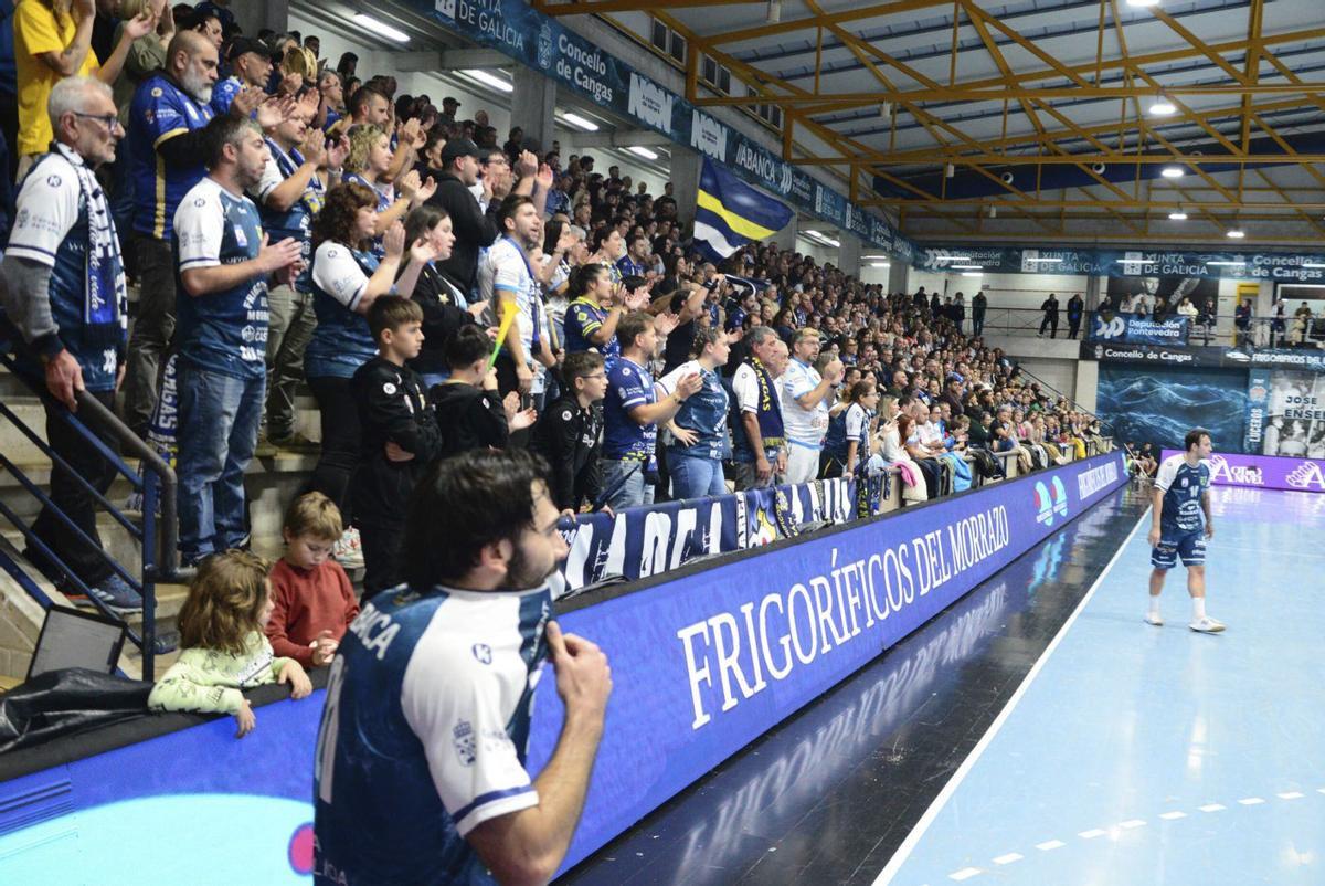Imagen de la grada de O Gatañal en un partido de la primera vuelta.