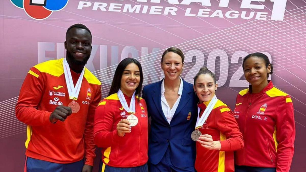 Irene Colomar, en el centro con karatecas de la selección en la Premier de Japón