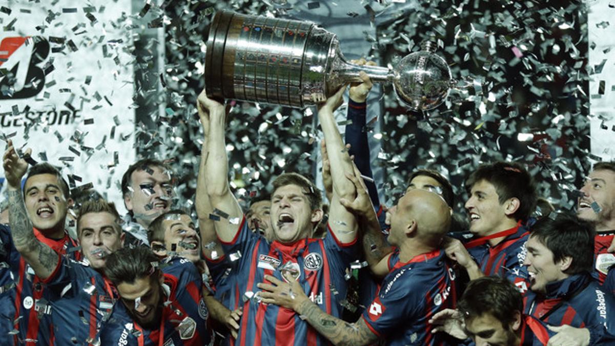 Walter Kannemann, del San Lorenzo, levanta la Copa Libertadores.