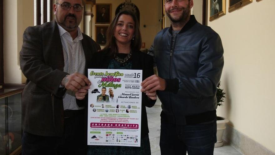 Curro López, Mar Torres y Alexis Conde, con el cartel del espectáculo.