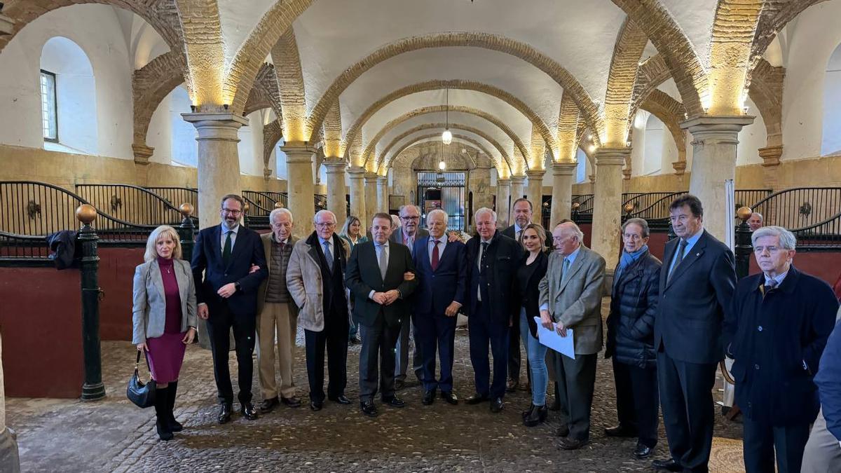 Manuel Benítez 'El Cordobés', en el centro, junto a autoridades, miembros de las entidades organizadoras, del jurado y aficionados.