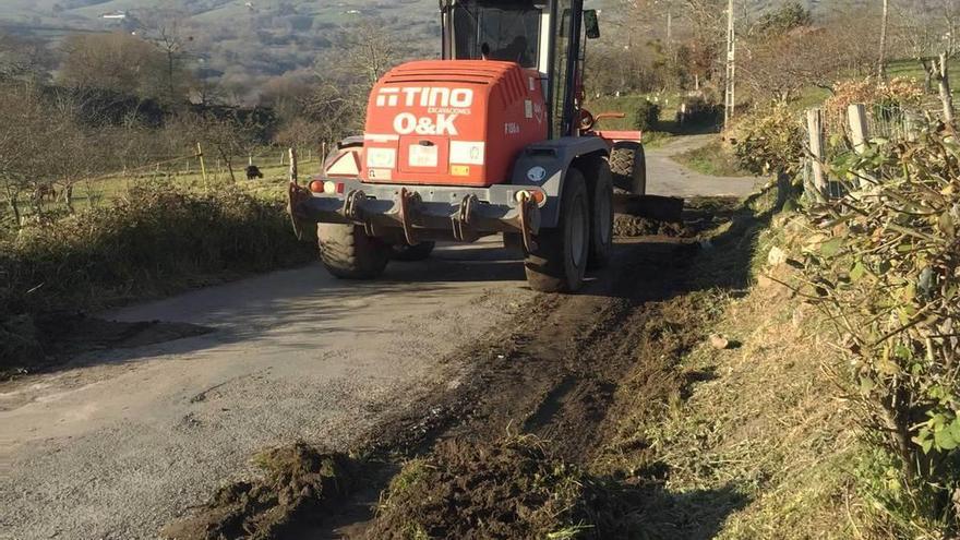 Limpieza de cunetas en varias carreteras locales de Piloña