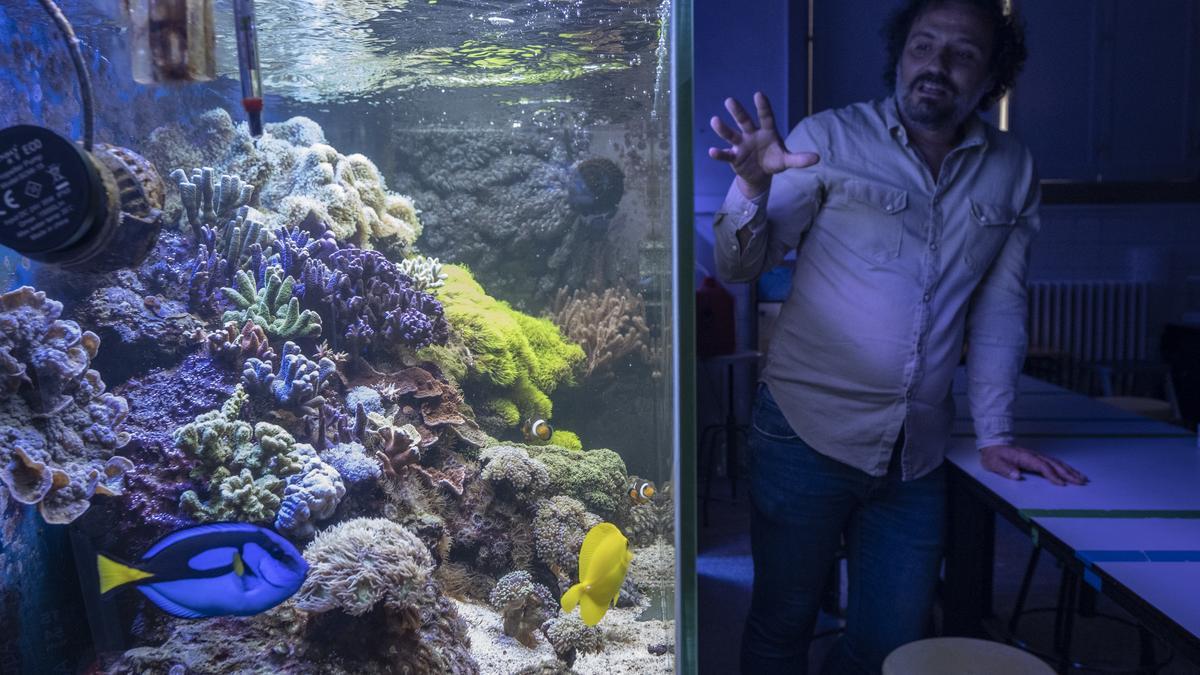 Gonzalo, ante el acuario en el Otero Pedrayo. // BRAIS LORENZO