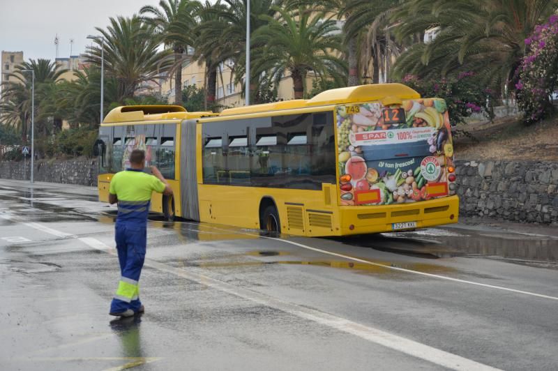 Guagua atrapada en un socavón en Blas Cabrera Felipe