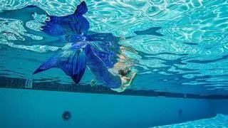 'Mermaiding', la nueva tendencia de nadar con cola de sirena