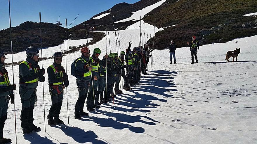 Los guardias del EREIM de Trives, especialistas en rescate en montaña, en Manzaneda.   | // GUARDIA CIVIL