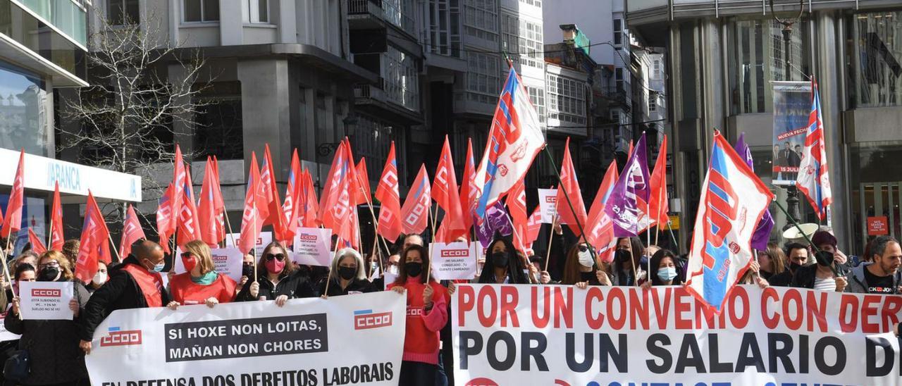 Manifestación de los trabajadores de telemarketing, ayer en el Obelisco. |   // CARLOS PARDELLAS