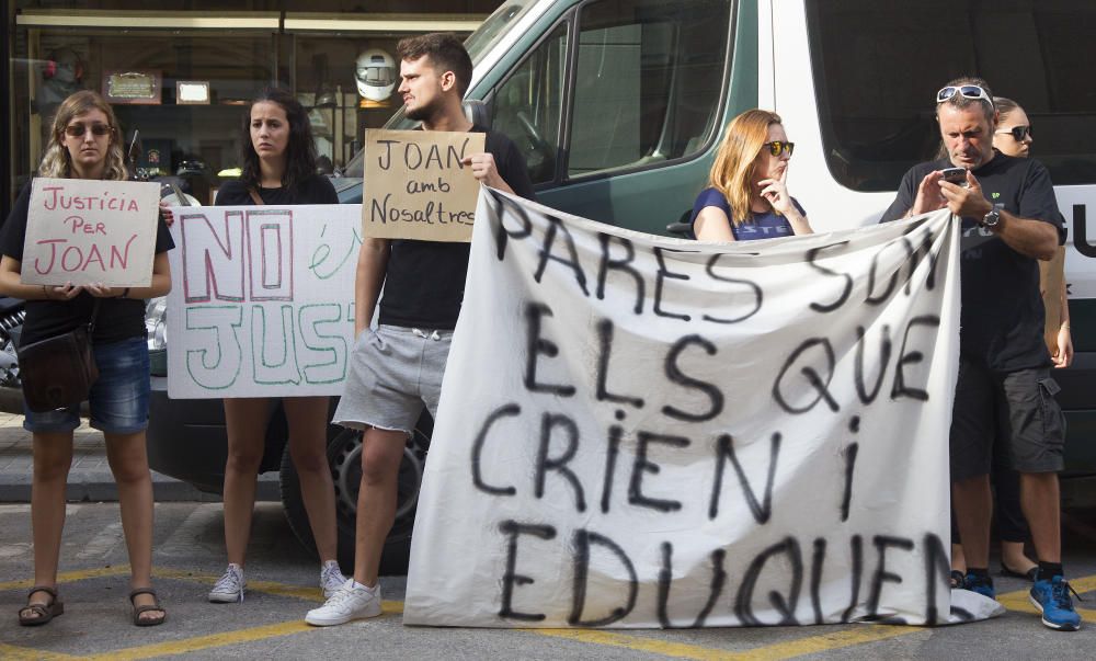 Los padres adoptivos entregan al niño de Sueca a su madre biológica