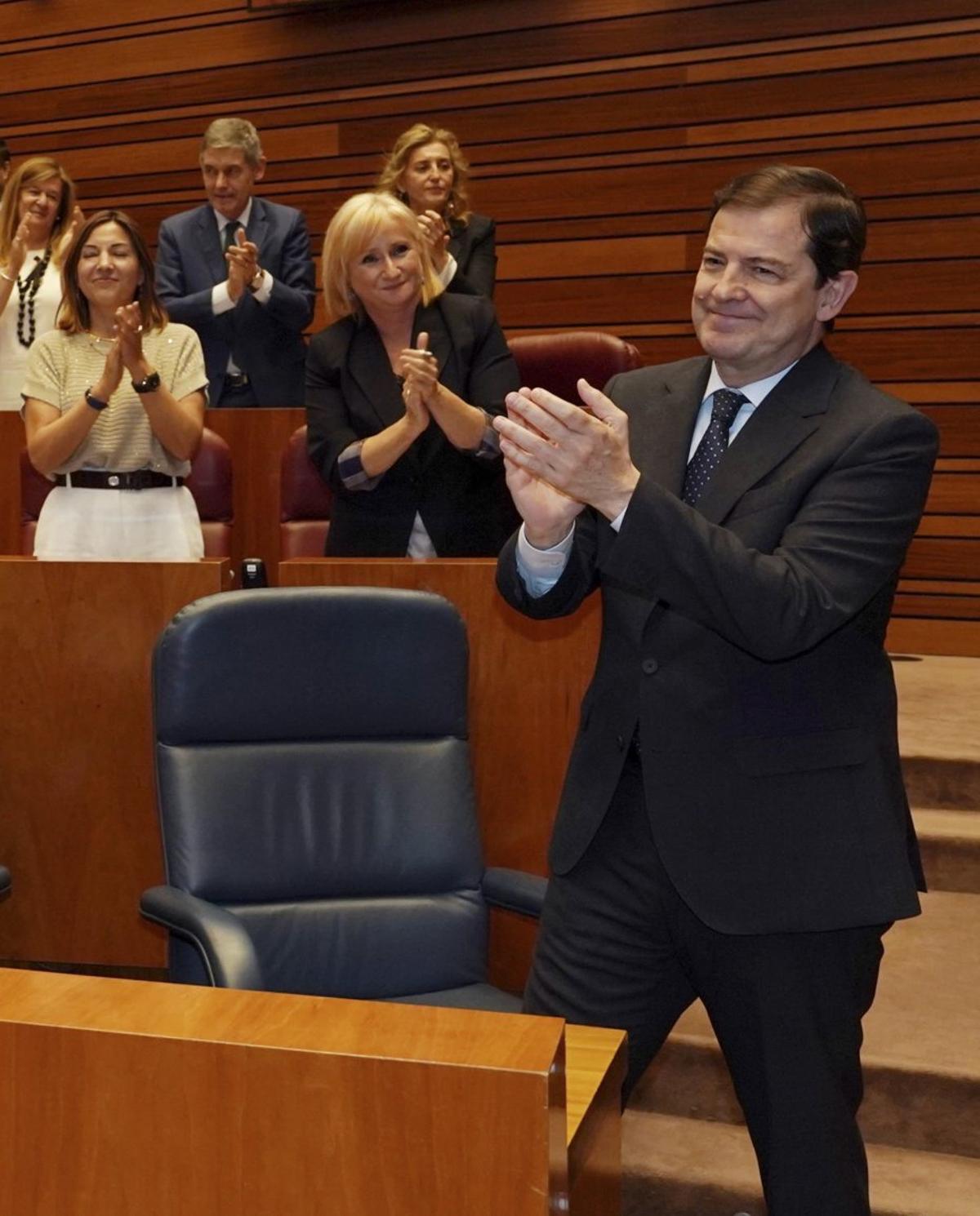 Mañueco, investit president amb els vots del PP i Vox