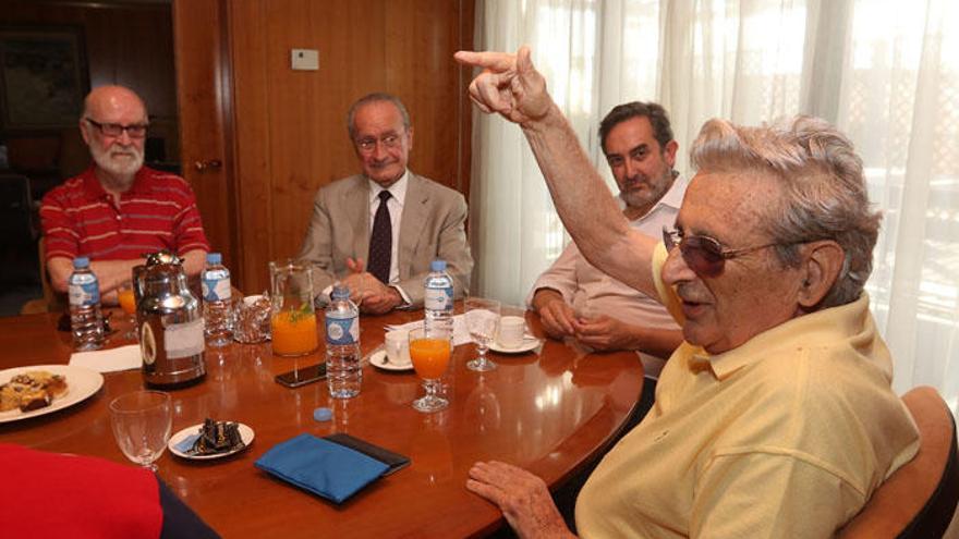 Imagen del encuentro organizado por La Opinión de Málaga con Carlos San Juan , José García Pérez y el alcalde, Francisco de la Torre, tres de los primeros diputados elegidos por Málaga en junio del 77.