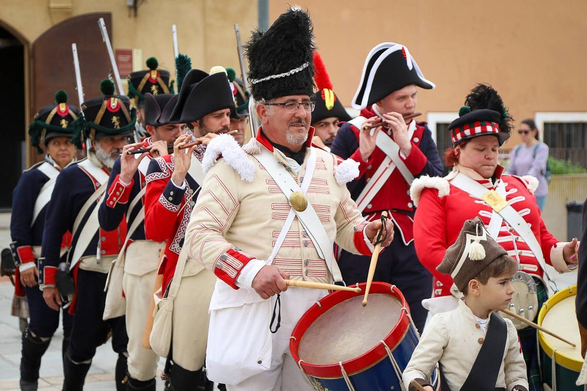 La banda de guerra con tambores y pifanos en la plaza de Santa María.