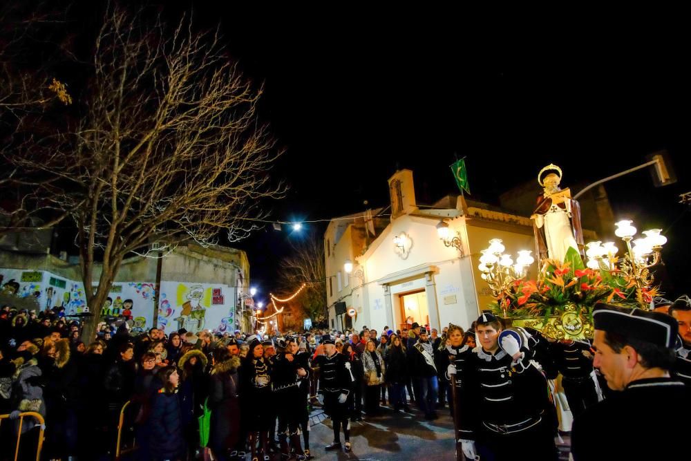 Elda arropa a San Antón pese al frío