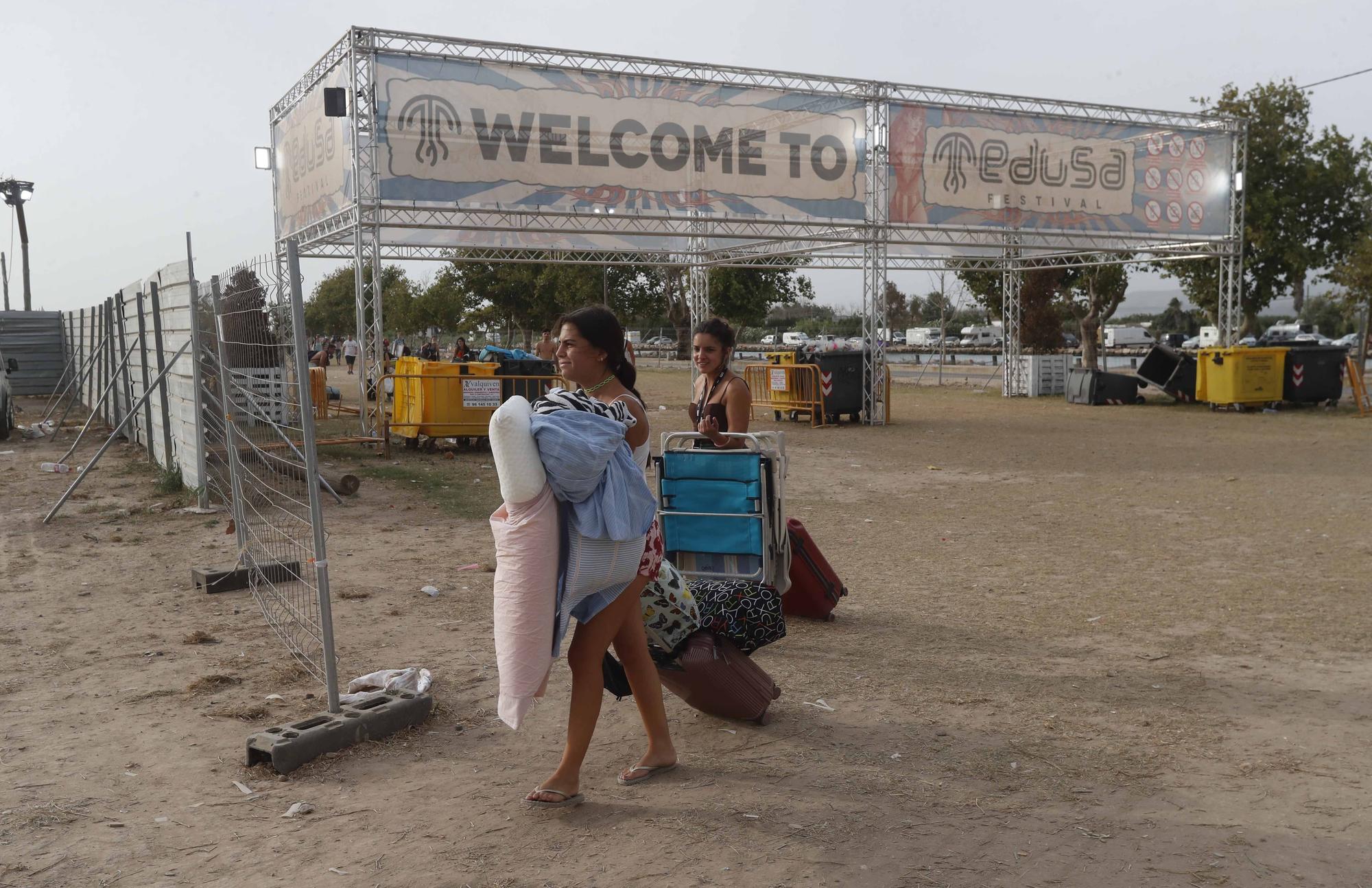 Los acampados en el Medusa comienzan a abandonar Cullera