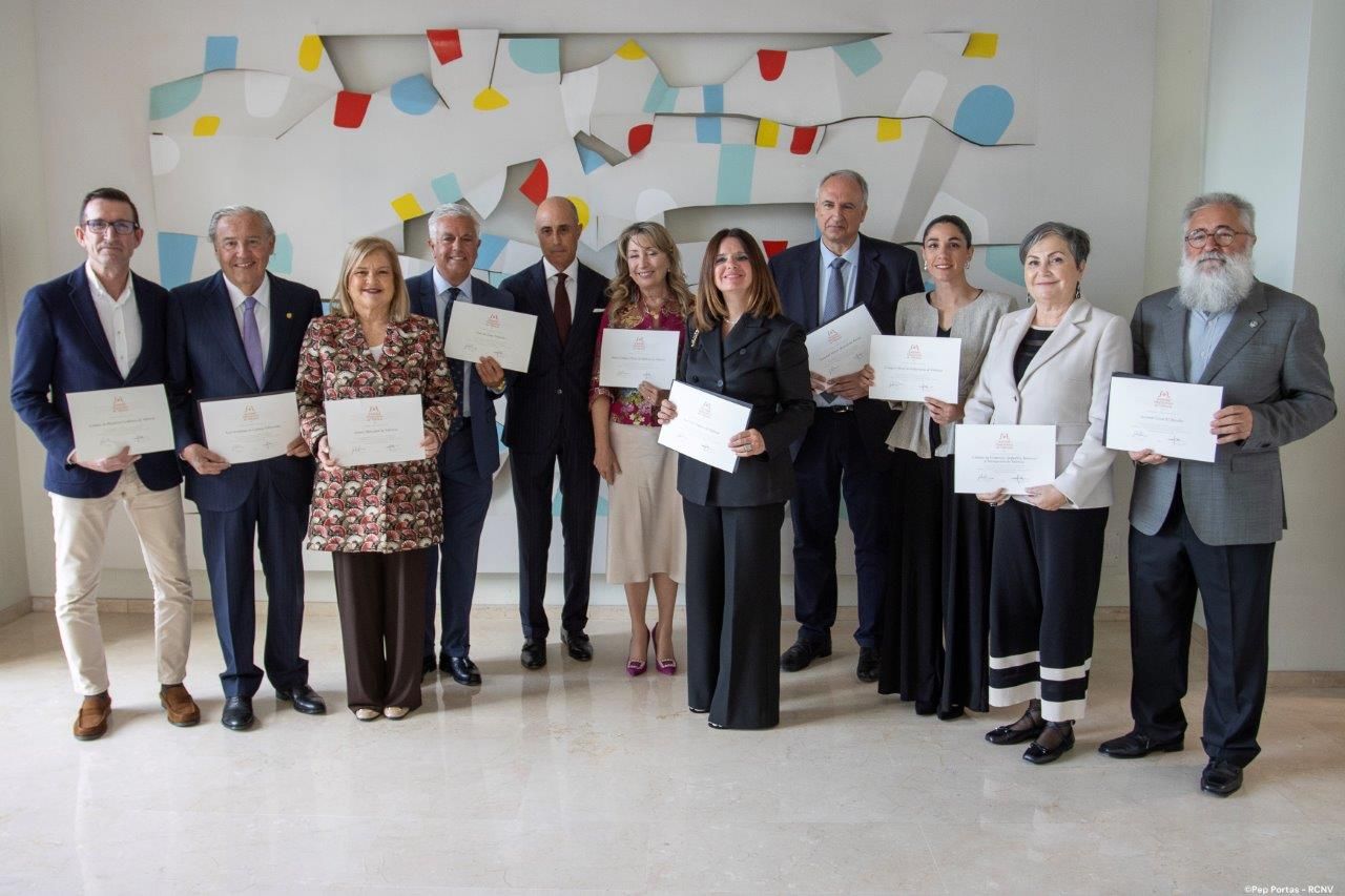 Foto de familia de las instituciones premiadas por la Sociedad Filarmónica de Valencia..JPG