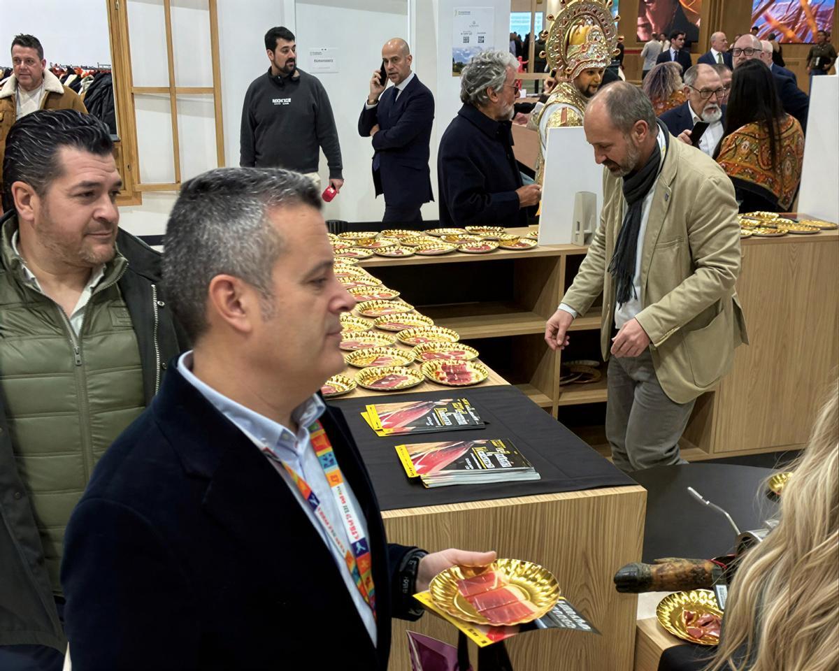 Colas en el stand de Extremadura para degustar el Jamón de Monesterio