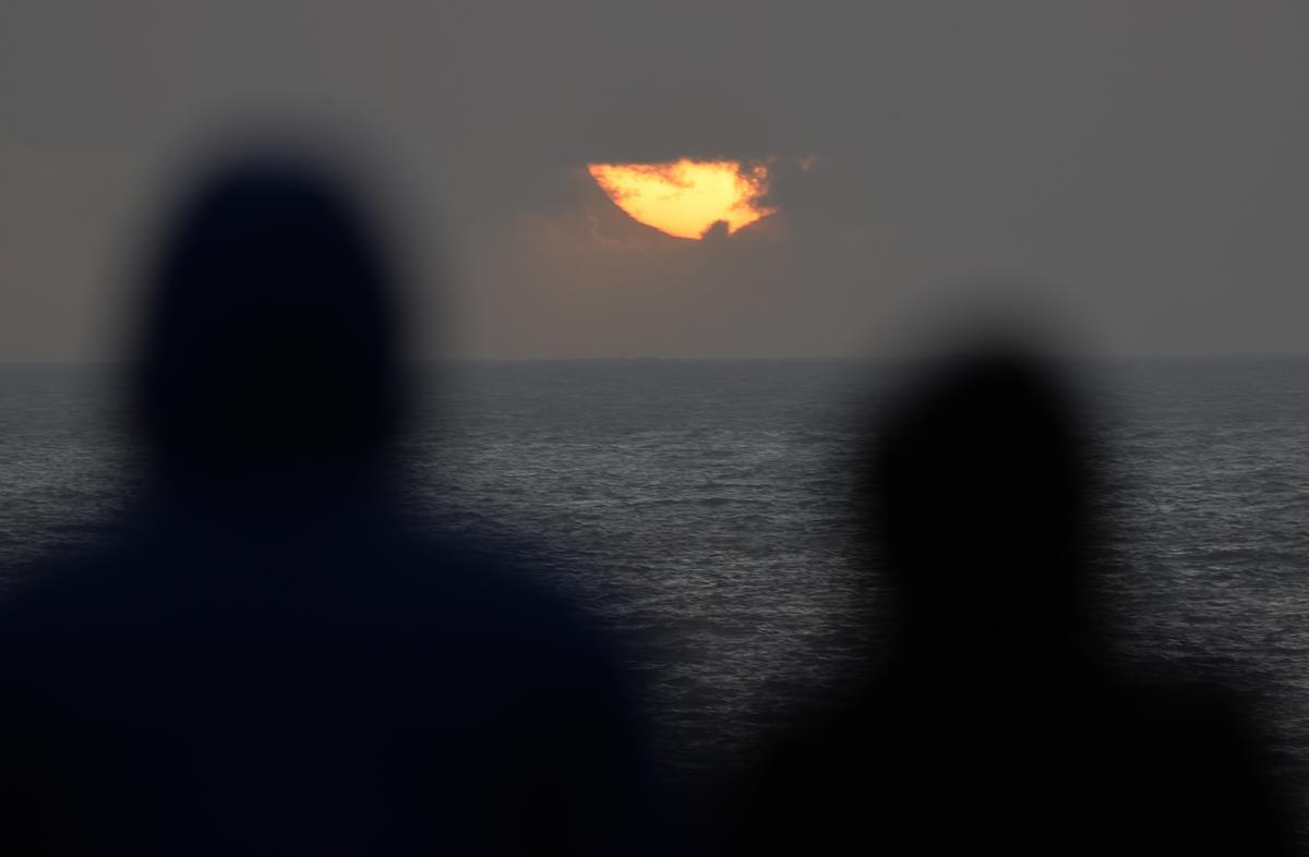 FERROL (A CORUÑA), 08/04/2024.- La Luna oculta la parte inferior del Sol, durante el eclipse parcial visto este lunes en la costa de Ferrol, en A Coruña. EFE/Kiko Delgado