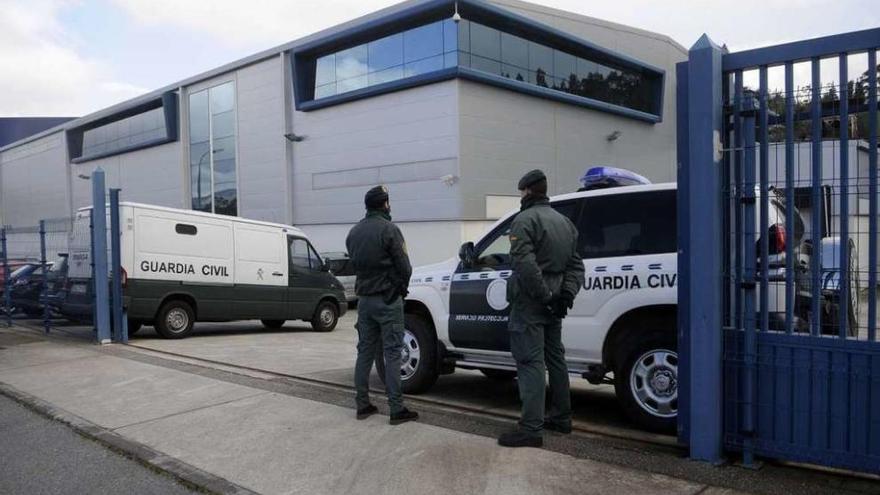 Agentes de la Guardia Civil, ayer frente a la sede de Biomega Natural Nutrients, en Boiro.