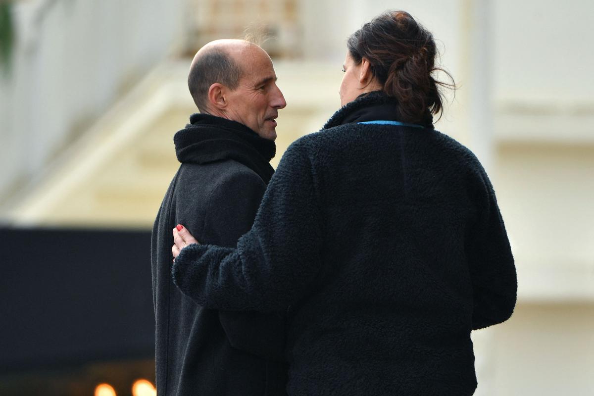 El compañero de Agnes Lassalle, Stephane Voirin, baila cerca del ataúd durante la ceremonia fúnebre de la profesora de francés Agnes Lassalle en Biarritz, Francia