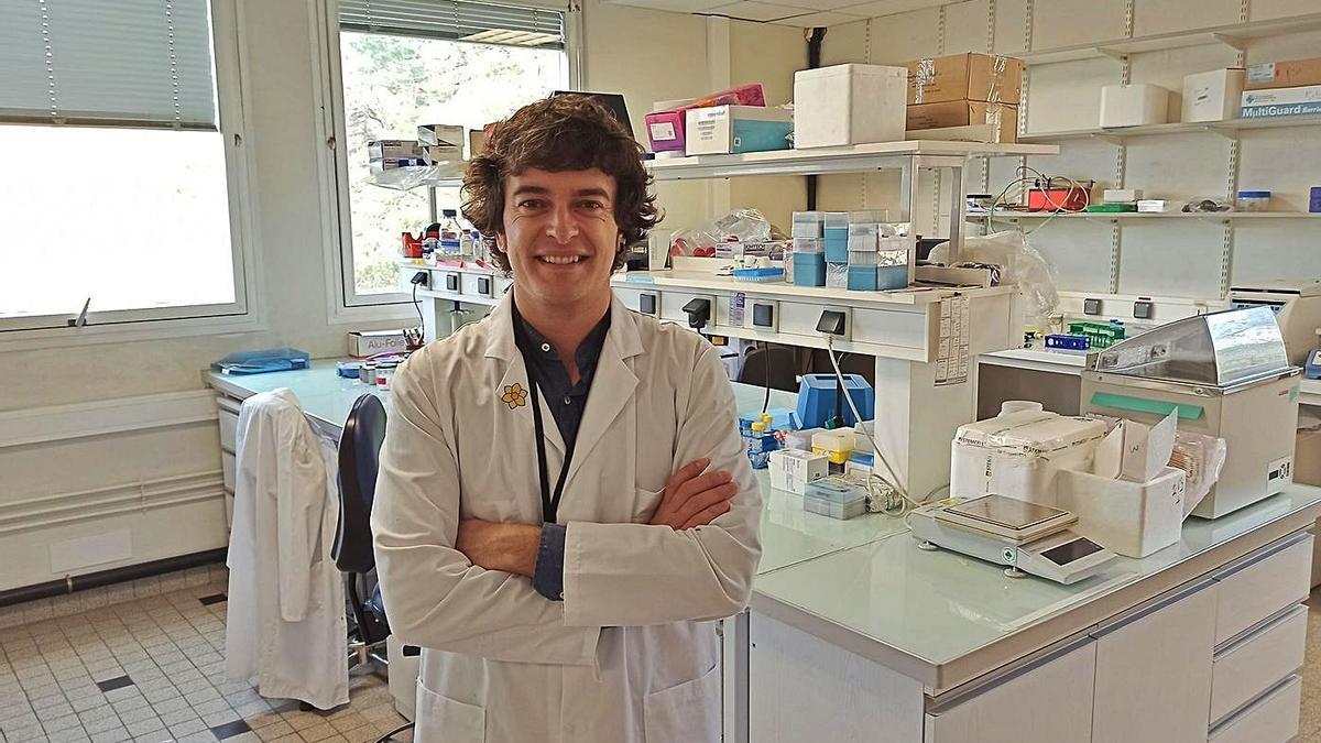 Alberto Ballestín posa en un laboratorio donde trabaja como investigador. | Cedida