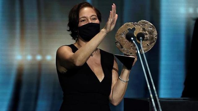 La productora Valerie Delpierre, con el premio a 'Las niñas'.