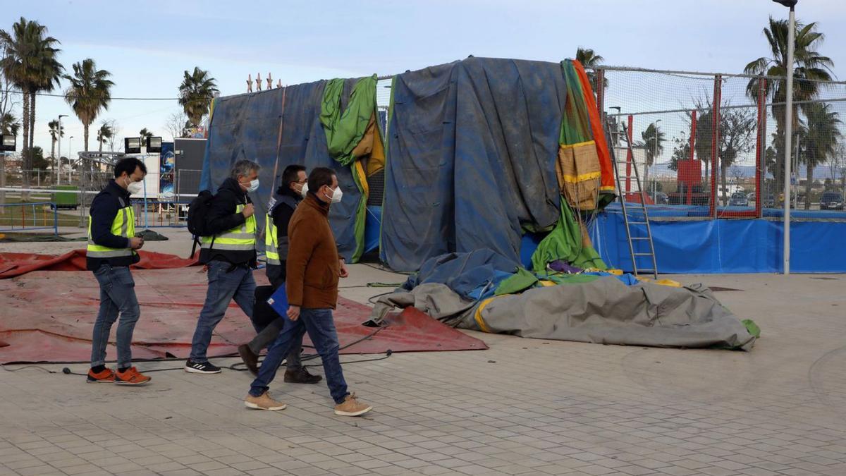 Agentes de la Policía Nacional durante la inspección ocular del castillo hinchable. | MIGUEL ÁNGEL MONTESINOS