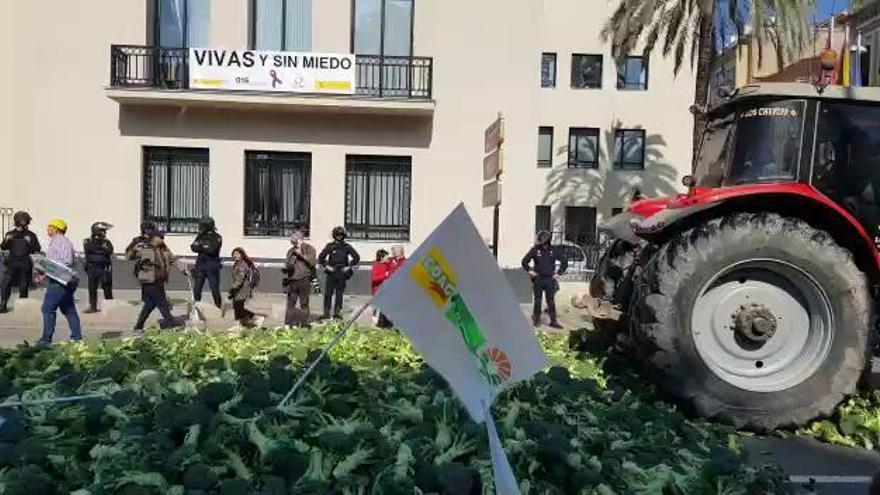 Los tractores pasan por encima de la montaña de hortalizas
