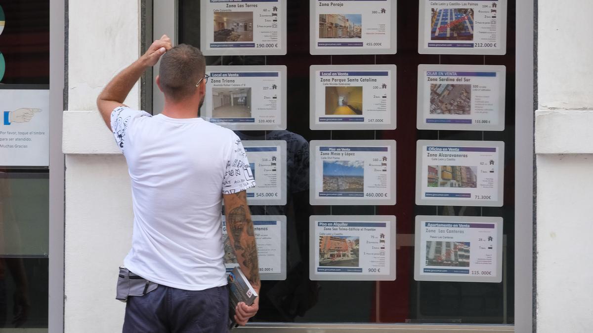 Una persona observa los precios de las viviendas en una inmobiliaria de Las Palmas de Gran Canaria