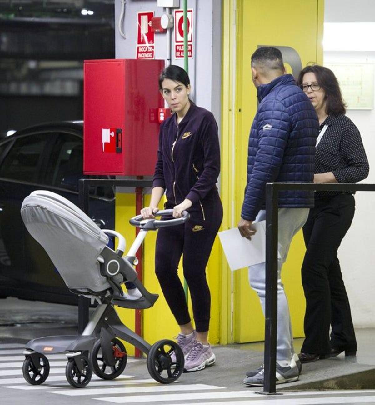 Georgina saliendo del hospital con uno de los mellizos.
