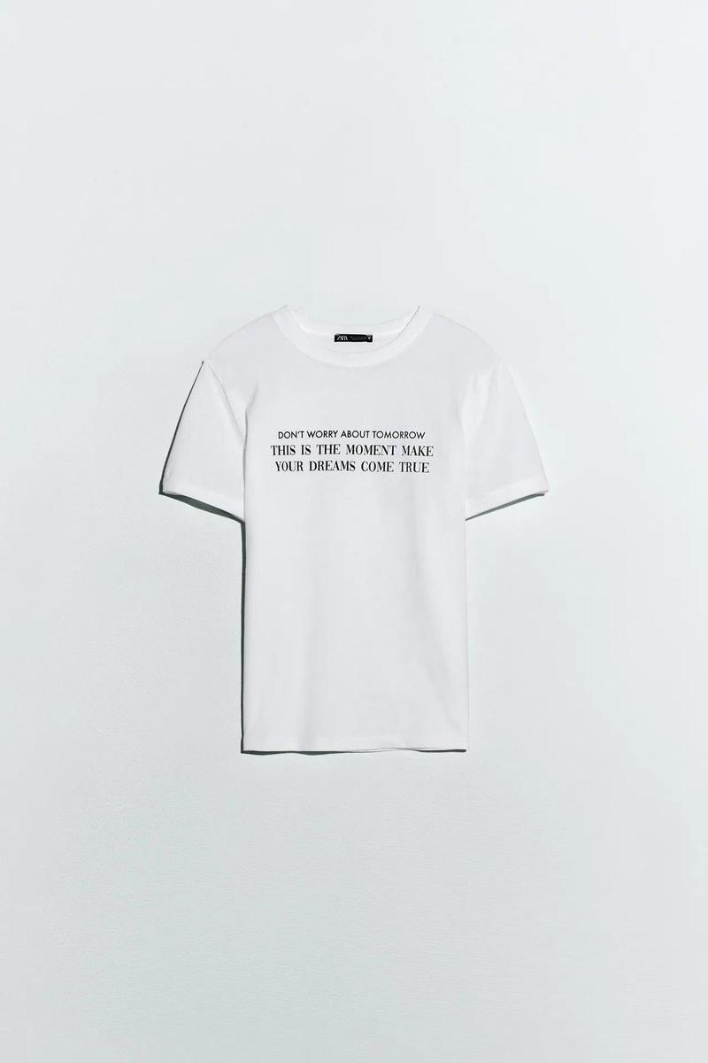 Camiseta de cuello redondo con detalle de texto, de Zara (5,9 euros)