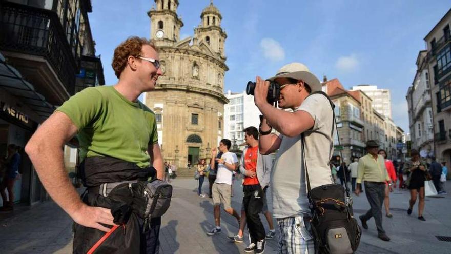 Unos turistas se retratan ante el santuario de La Peregrina. // Gustavo Santos