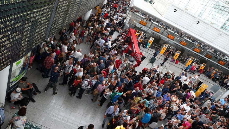 Un jove espanyol provoca la cancel·lació de 130 vols en obrir una porta