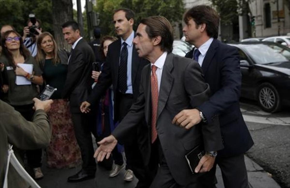 L’expresident del Govern central, José María Aznar, ahir a l’arribar al fòrum Futuro en Español. L’expresident del Govern central, José María Aznar, ahir a l’arribar al fòrum Futuro en Español.