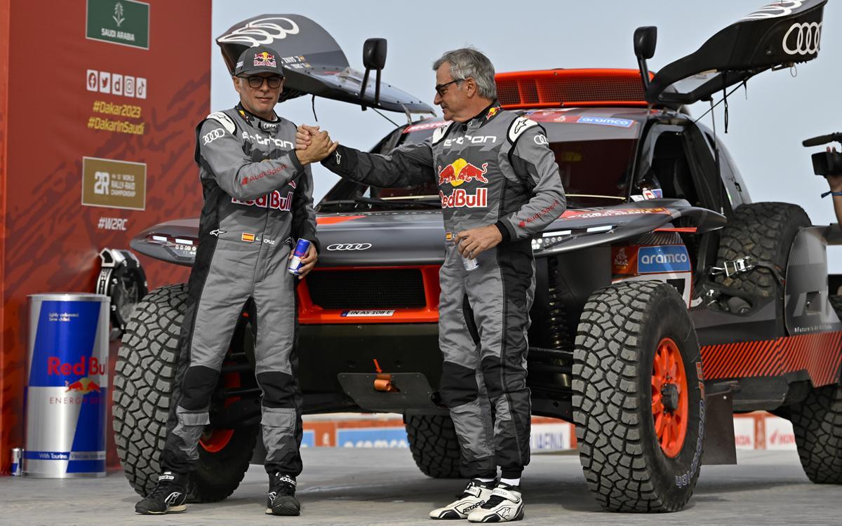 Carlos Sainz y su copiloto Lucas Cruz (derecha).