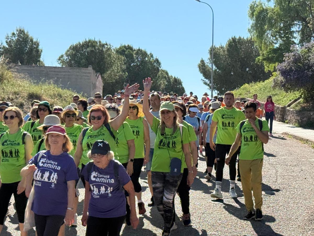 Participantes en la marcha en el entorno de la Muntanyeta.