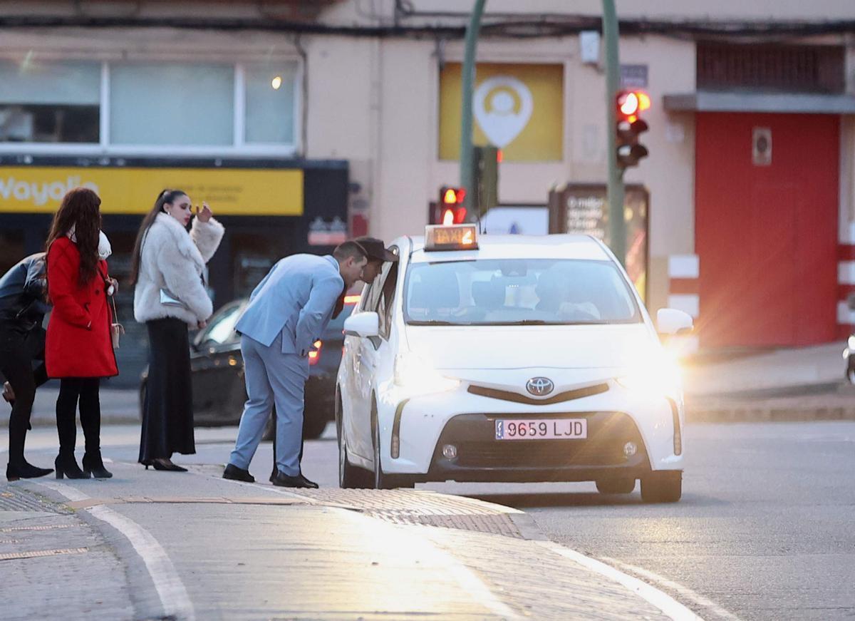 Año nuevo en A Coruña: 2026 comienza con colas para los buses y taxis tras las fiestas de Nochevieja