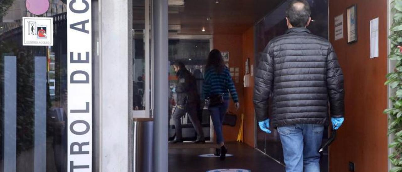 Una ciudadano entra en la sede de la Xunta en Santiago.   | // XOÁN ÁLVAREZ