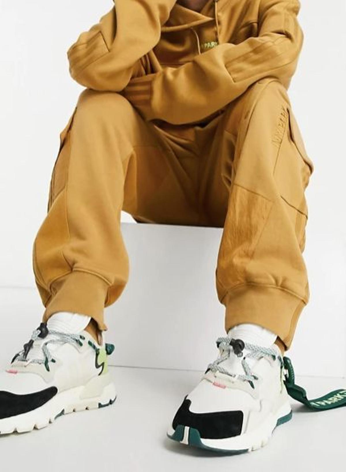 Zapatillas de deporte color hueso con detalles verdes Nite Jogger de adidas x IVY PARK
