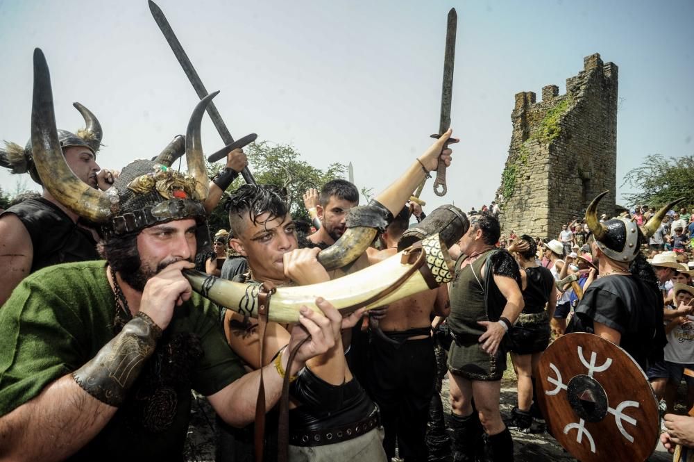 Las hordas vikingas desembarcan con sus armas y sus gritos de guerra en Catoira ante 30.000 personas.