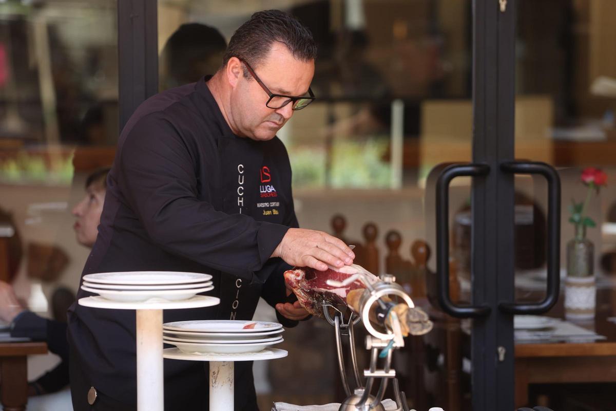 El evento iniciaba con un cóctel que incluía jamón ibérico cortado en el momento por un cortador profesional.
