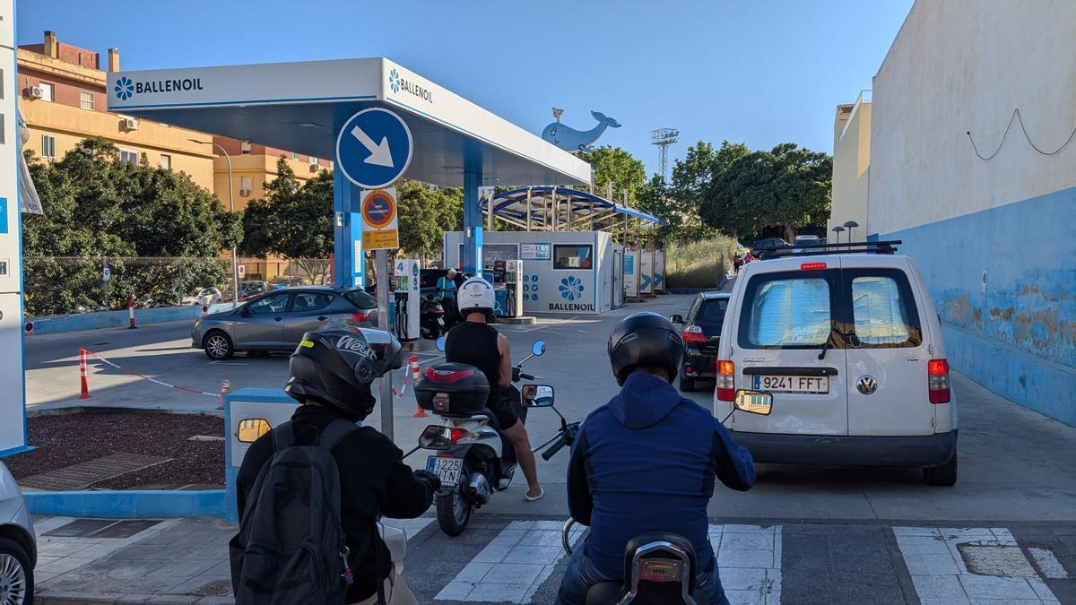 Estación de servicio en el Arroyo de la Miel con colas tras recuperar la electricidad.
