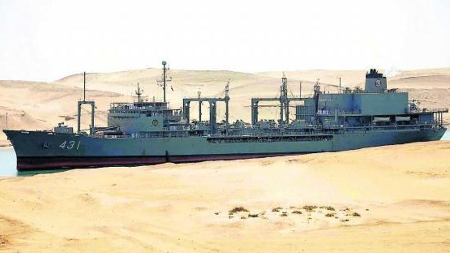 Un buque de guerra iraní cruza el canal de Suez rumbo al mar Mediterráneo.