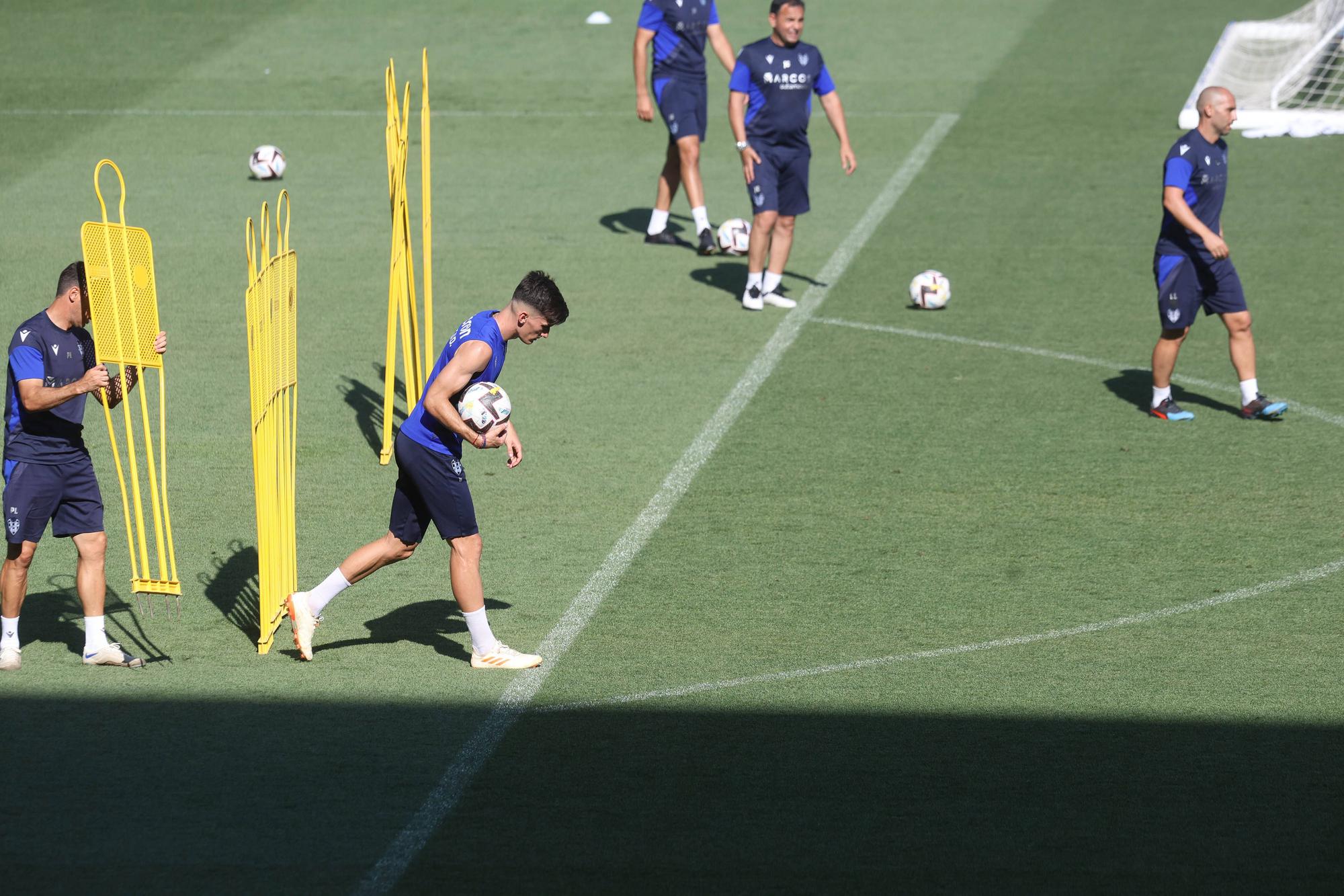 Ambiente de Primera en el entrenamiento a puertas abiertas