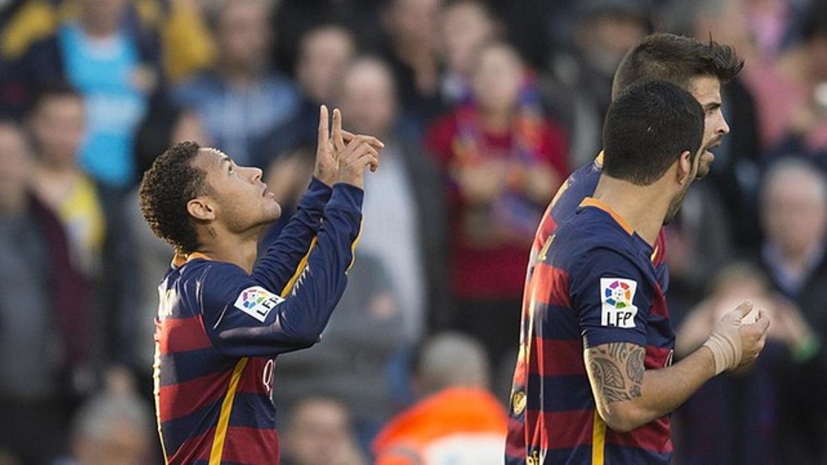 Neymar celebra el 1-0 ante la Real junto a Suárez y Piqué.